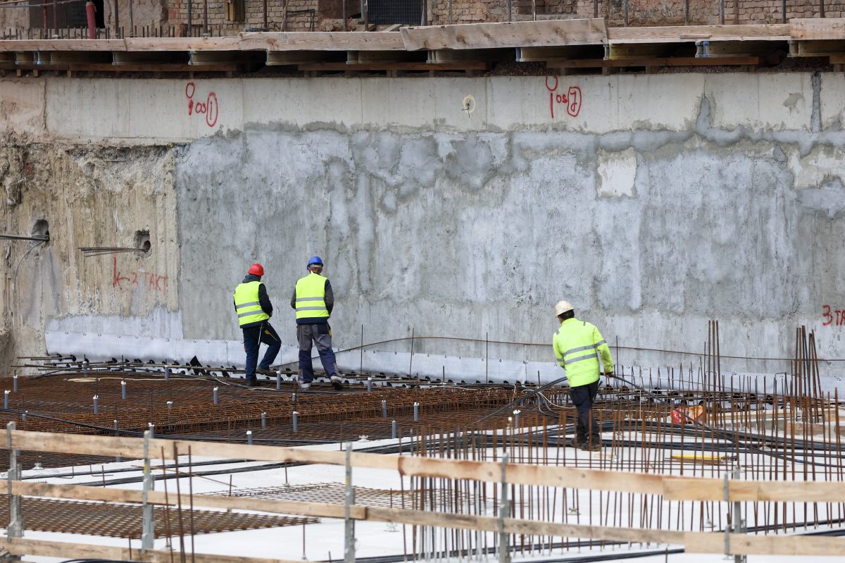radnici rade na otvorenom na konstrukciji zgade