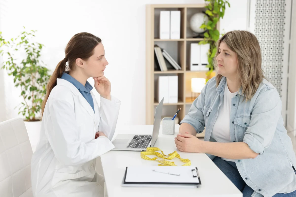 Pretila žena savjetuje se s nutricionisticom