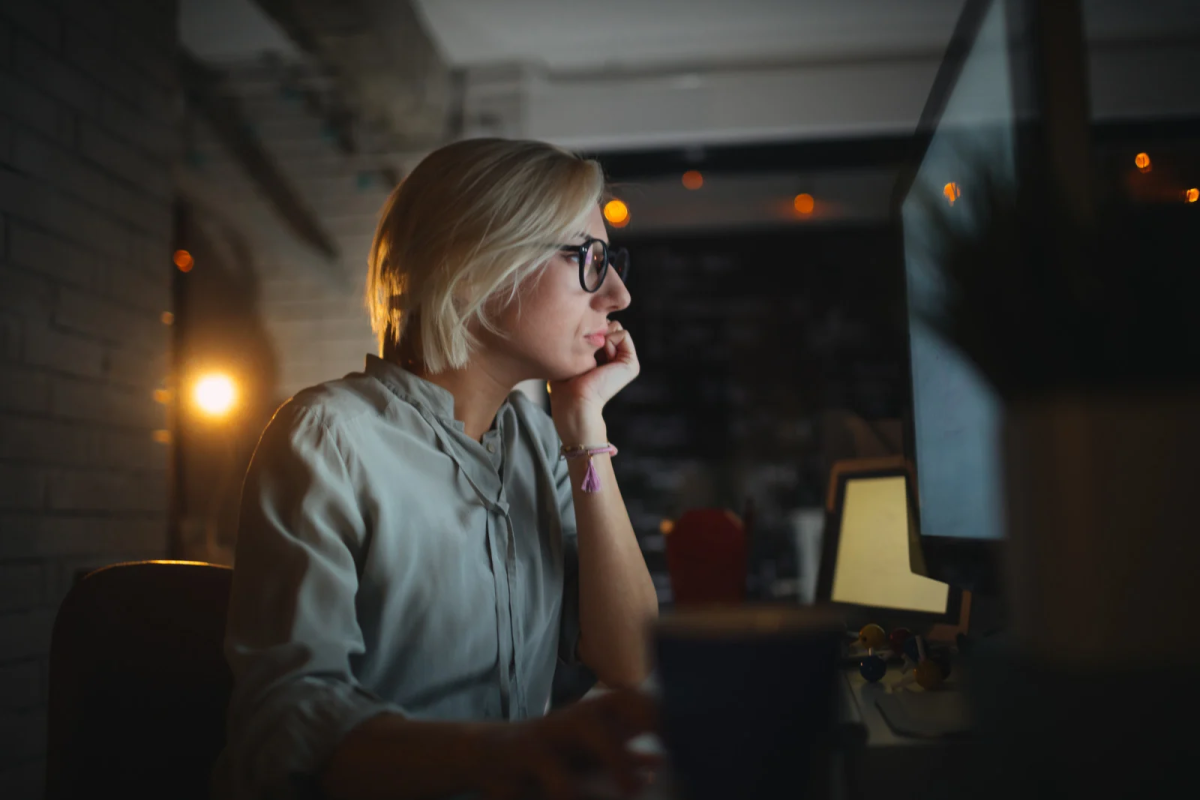 Žena radi na kompjuteru noću