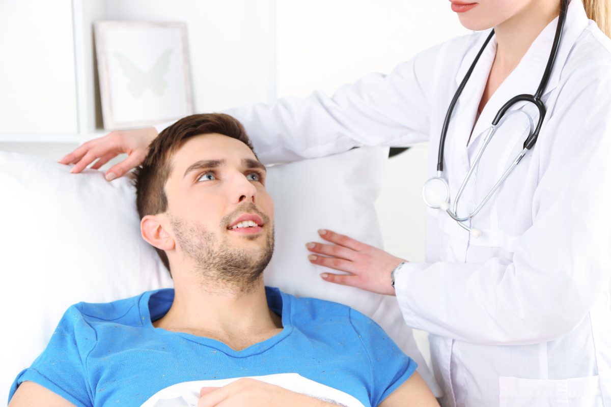 Mladić s medicinskom sestrom
