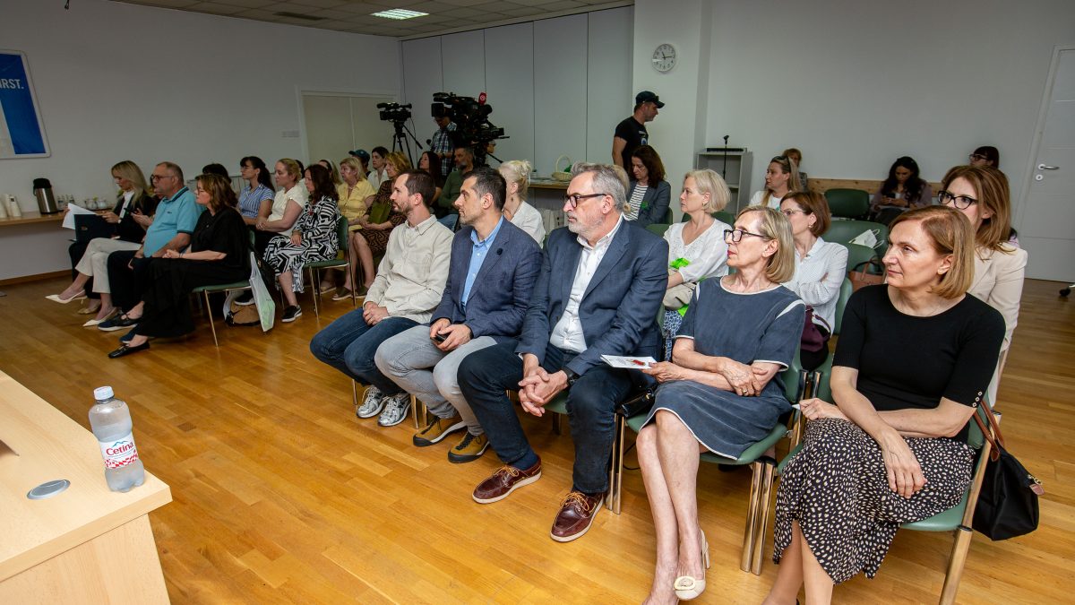 U povodu obilježavanja Nacionalnog dana darivanja i presađivanja organa i tkiva, u Ministarstvu zdravstva održana je konferencija za medije na kojoj su govorile ministrica zdravstva Irena Hrstić; Marina Premužić, nacionalna transplantacijska koordinatorica pri Ministarstvu zdravstva.