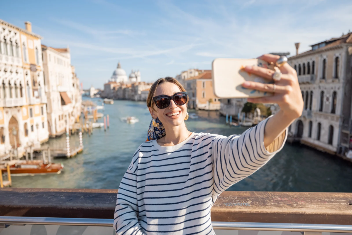 Djevojka radi selfie