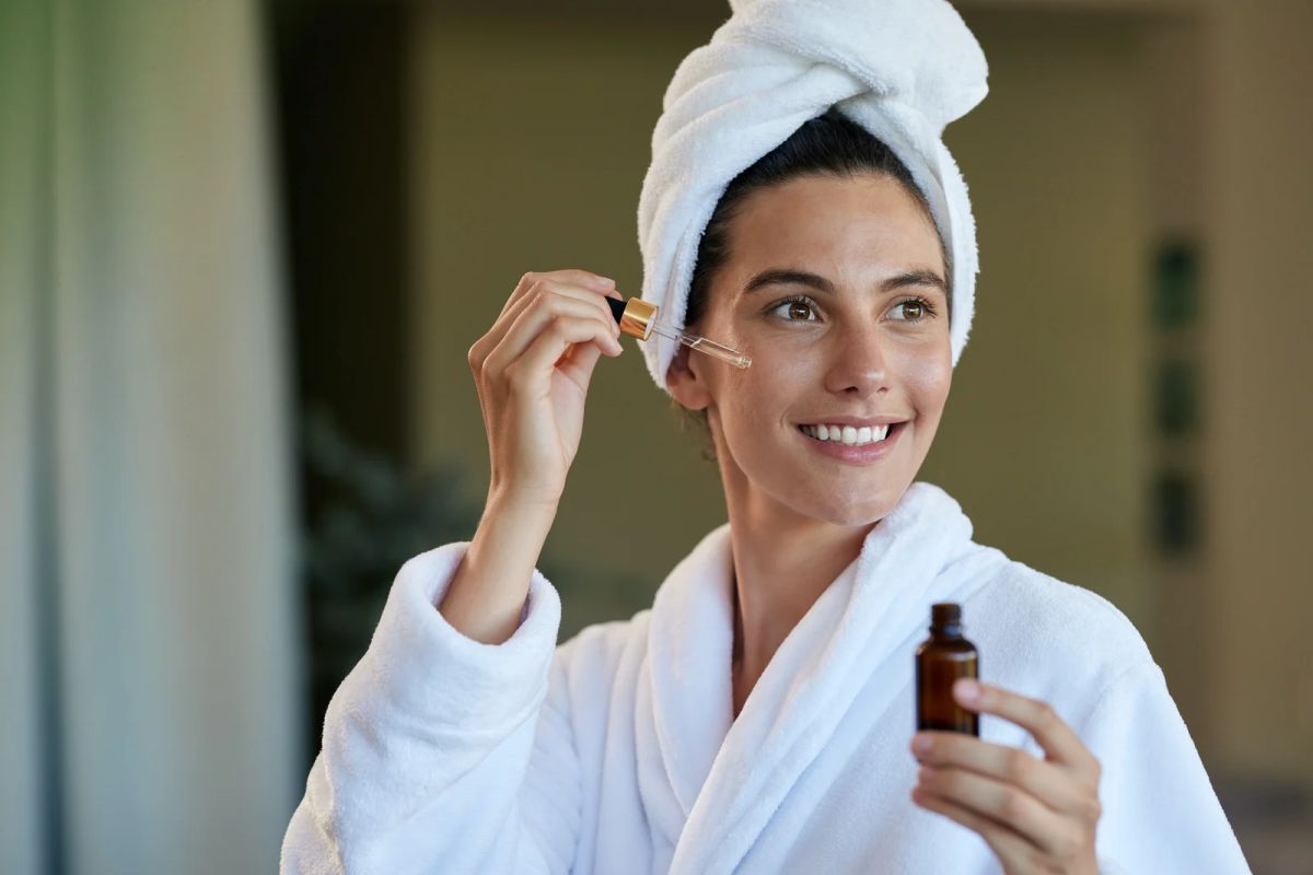 Žena stavlja serum