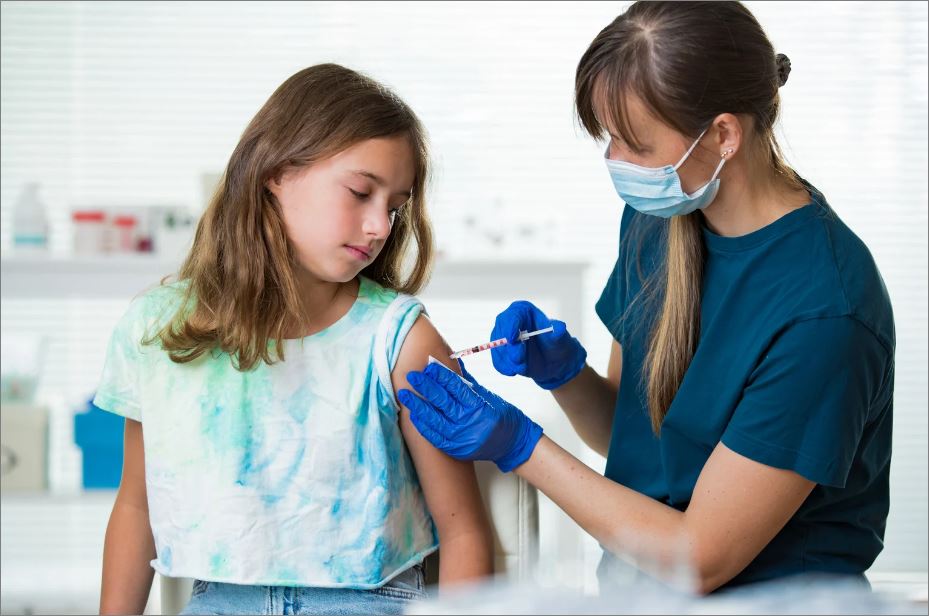 djevojčica se cijepi kod doktora