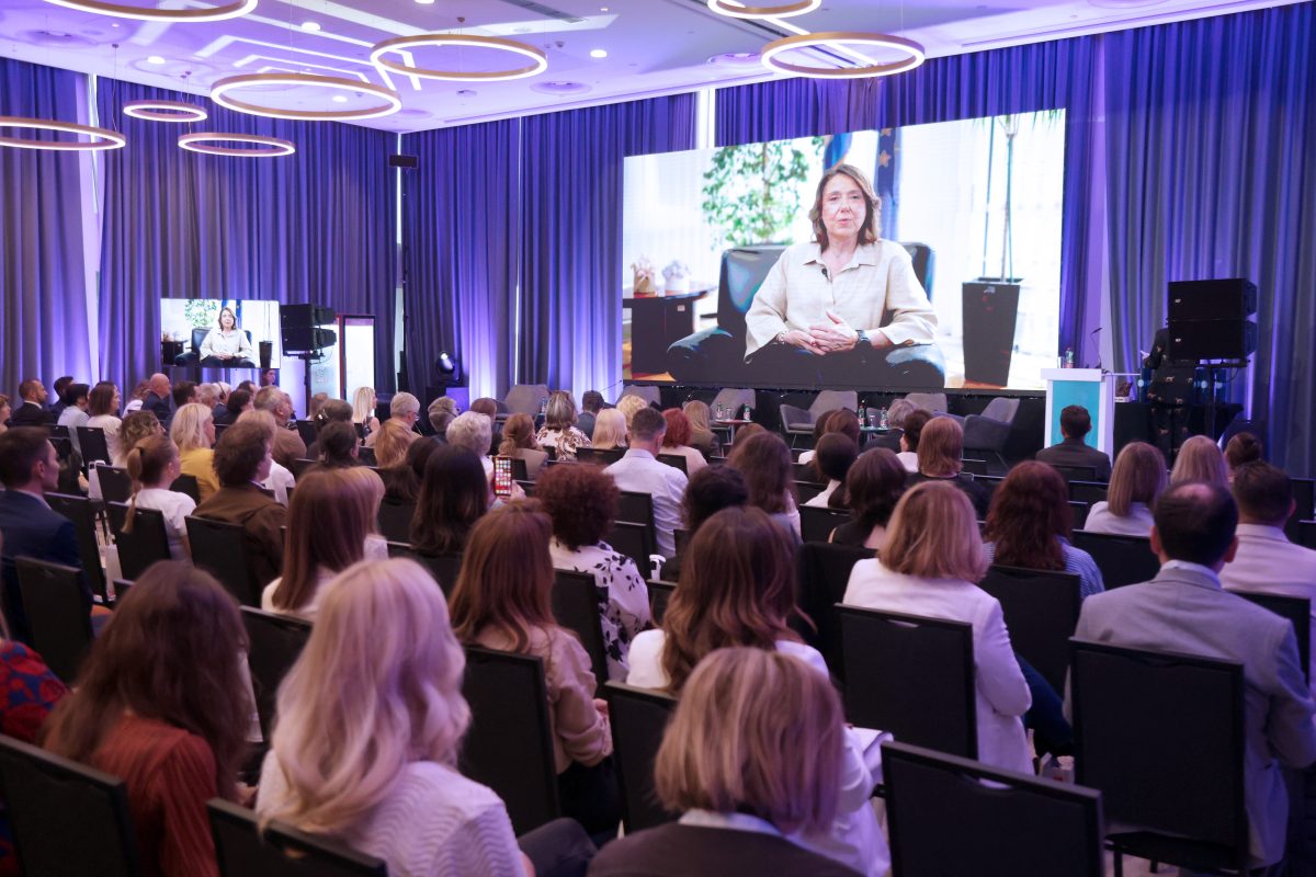 Zagreb, 10.06.2026 - Pod pokroviteljstvom Ministarstva zdravstva i Europskog parlamenta održava se četvrti HealthComm Forum pod nazivom "Agenda za zdravo društvo". Forum okuplja predstavnike zdravstvenog sustava, udruga pacijenata, komunikacijske stručnjake i donositelje odluka kako bi raspravljali o zdravstvenoj skrbi usmjerenoj na kvalitetu života, ishode liječenja i iskustvo pacijenata.