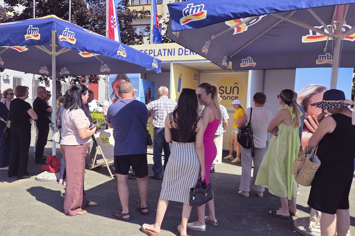 ljudi na besplatnom dermatološkom pregledu u Gospiću