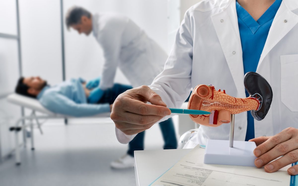 pregled liječnika i pacijenta i anatomski prikaz urogenitalnog trakta